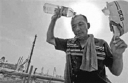 入伏天，烈日下的忻州鋼結構安裝工人