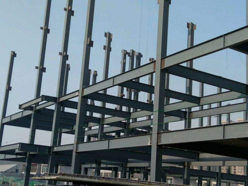大風(fēng)導致在建鋼結構廠(chǎng)房突然倒塌