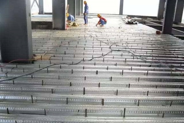鋼結構建筑樓承板上水泥鋪多厚合適？